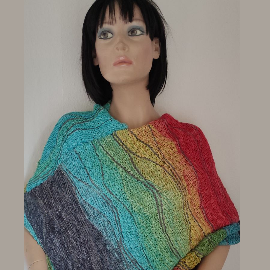 Pulli aus Einzelstreifen mit verkürzten Reihen gestrickt.